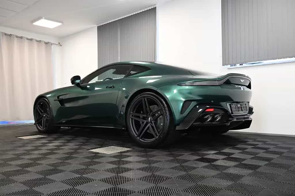 Aston Martin V8 Vantage Coupe / Malachite Green / Carbon 03/2026-photo-17