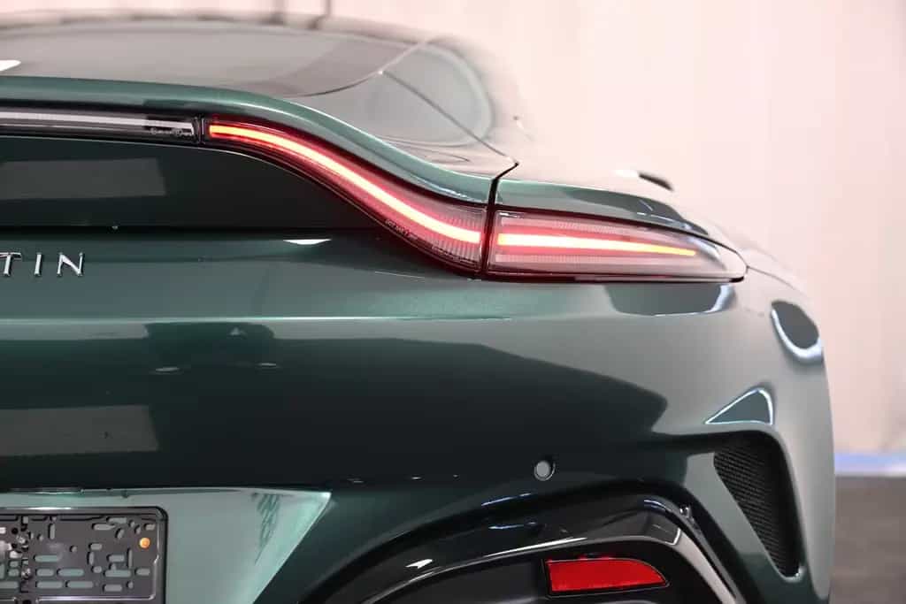 Aston Martin V8 Vantage Coupe / Malachite Green / Carbon 03/2026-photo-21