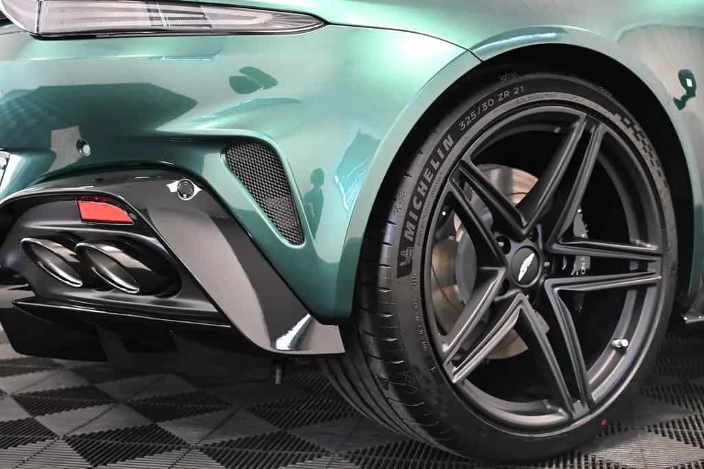 Aston Martin V8 Vantage Coupe / Malachite Green / Carbon 03/2026-photo-25