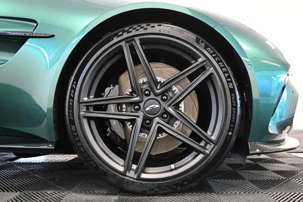 Aston Martin V8 Vantage Coupe / Malachite Green / Carbon 03/2026-photo-26