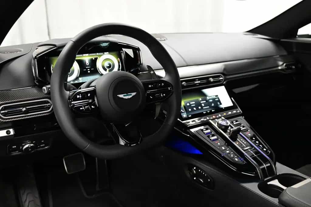 Aston Martin V8 Vantage Coupe / Malachite Green / Carbon 03/2026-photo-32