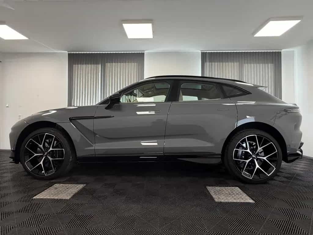 Aston Martin DBX 707 / China Grey / Sandstorm / 23 Zoll / New 04/2026-photo-11