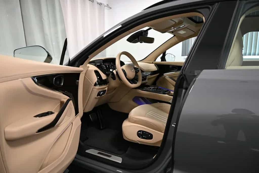 Aston Martin DBX 707 / China Grey / Sandstorm / 23 Zoll / New 04/2026-photo-26