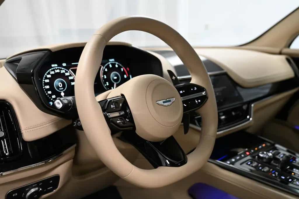 Aston Martin DBX 707 / China Grey / Sandstorm / 23 Zoll / New 04/2026-photo-28
