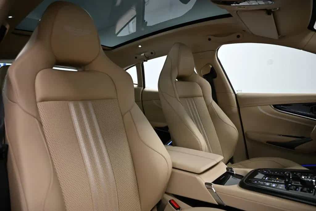 Aston Martin DBX 707 / China Grey / Sandstorm / 23 Zoll / New 04/2026-photo-32