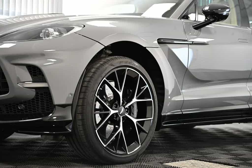 Aston Martin DBX 707 / China Grey / Sandstorm / 23 Zoll / New 04/2026-photo-4