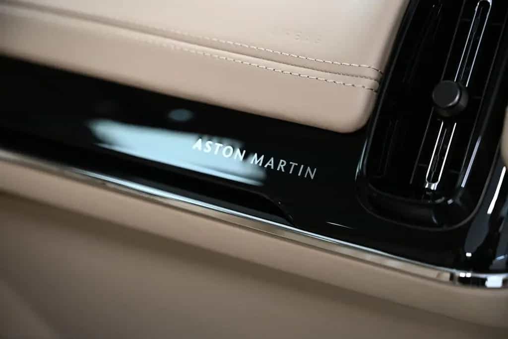 Aston Martin DBX 707 / China Grey / Sandstorm / 23 Zoll / New 04/2026-photo-45