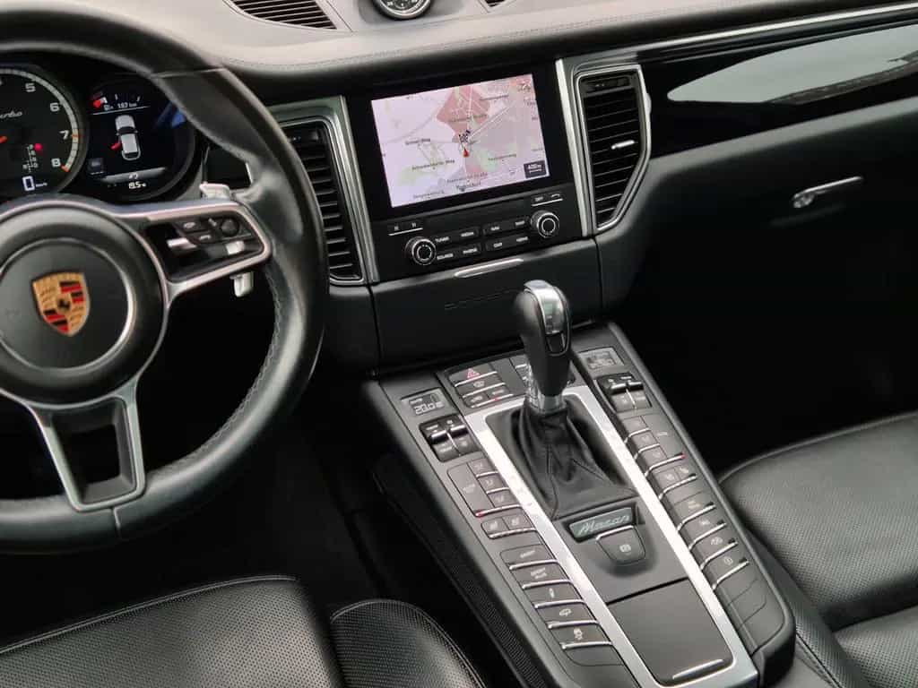 Porsche Macan Turbo Performance Paket APPROVED Pano 21" 06/2018-photo-26