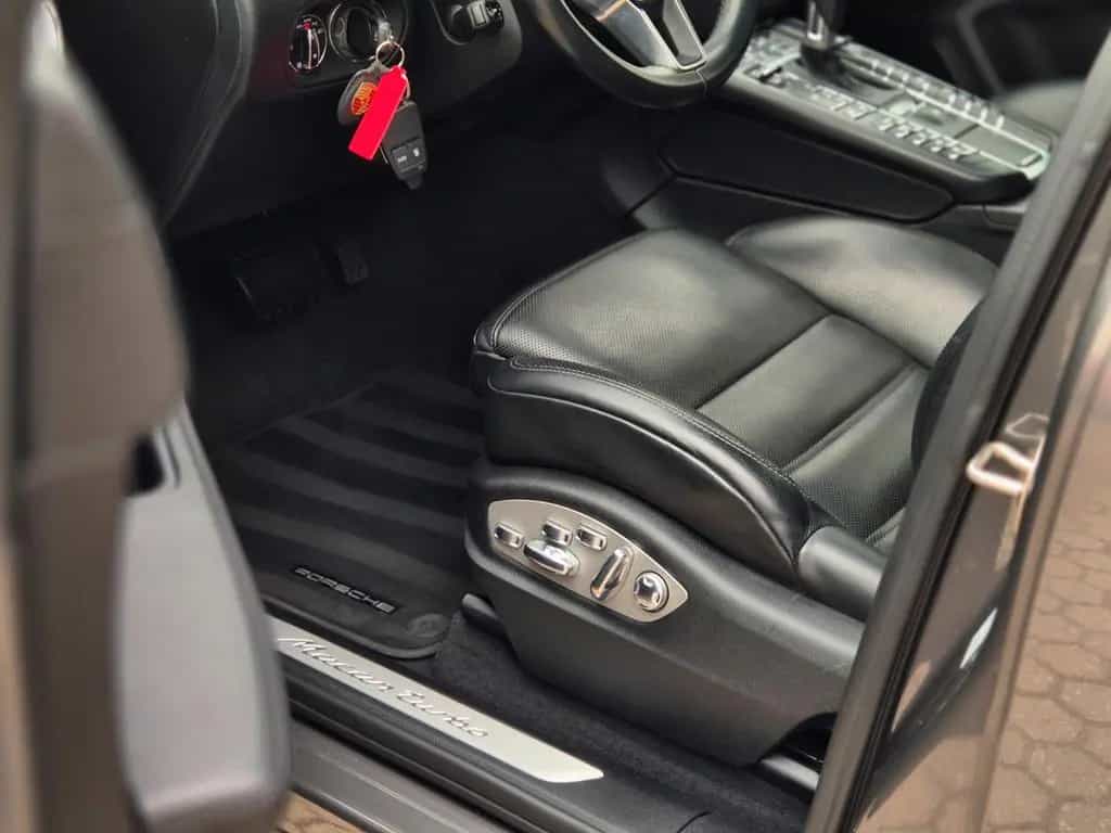 Porsche Macan Turbo Performance Paket APPROVED Pano 21" 06/2018-photo-39