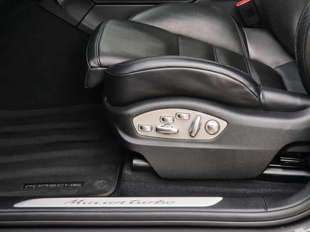 Porsche Macan Turbo Performance Paket APPROVED Pano 21" 06/2018-photo-41