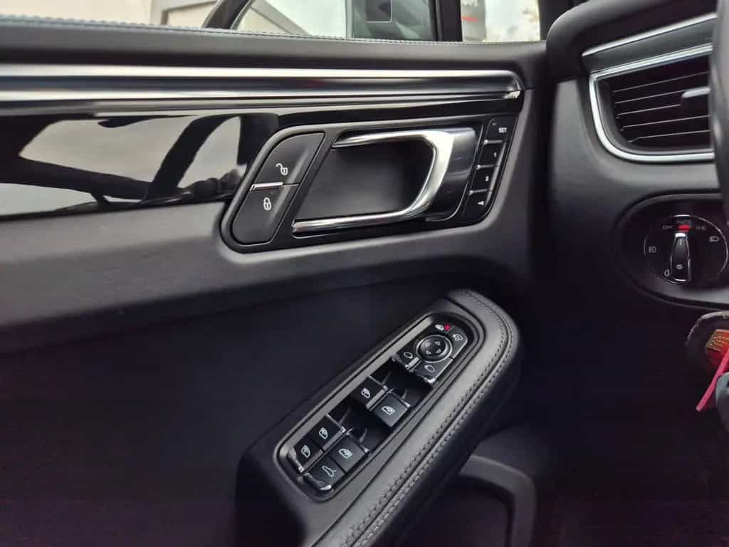 Porsche Macan Turbo Performance Paket APPROVED Pano 21" 06/2018-photo-42