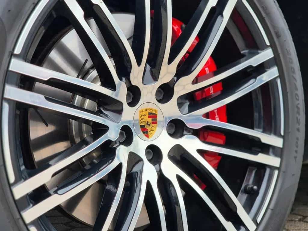Porsche Macan Turbo Performance Paket APPROVED Pano 21" 06/2018-photo-8
