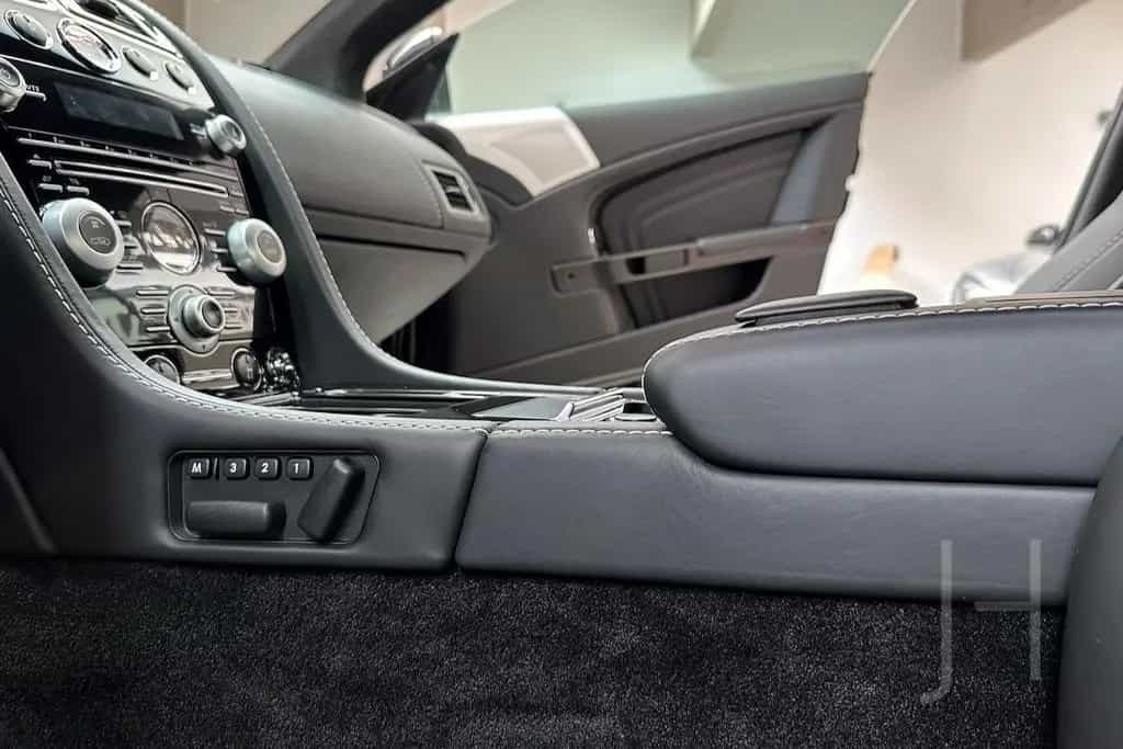 Aston Martin DBS 6.0 Carbon Black Touchtronic 04/2010-photo-18