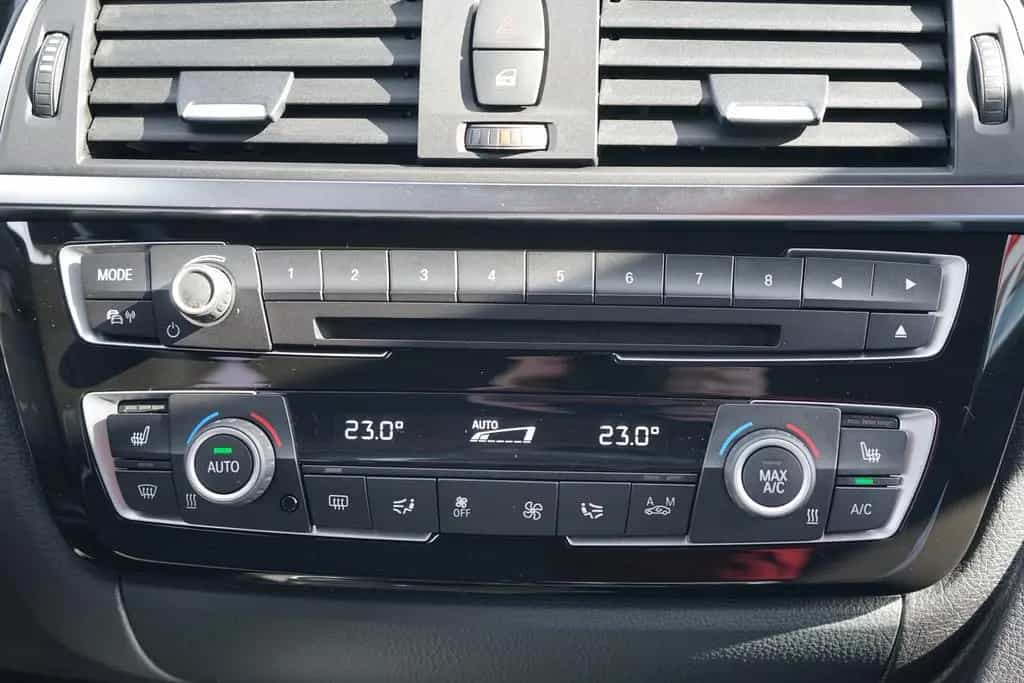 BMW 3 Series 318i Advantage LED Navi AHK Sitzheizung Tempomat 05/2017-photo-17