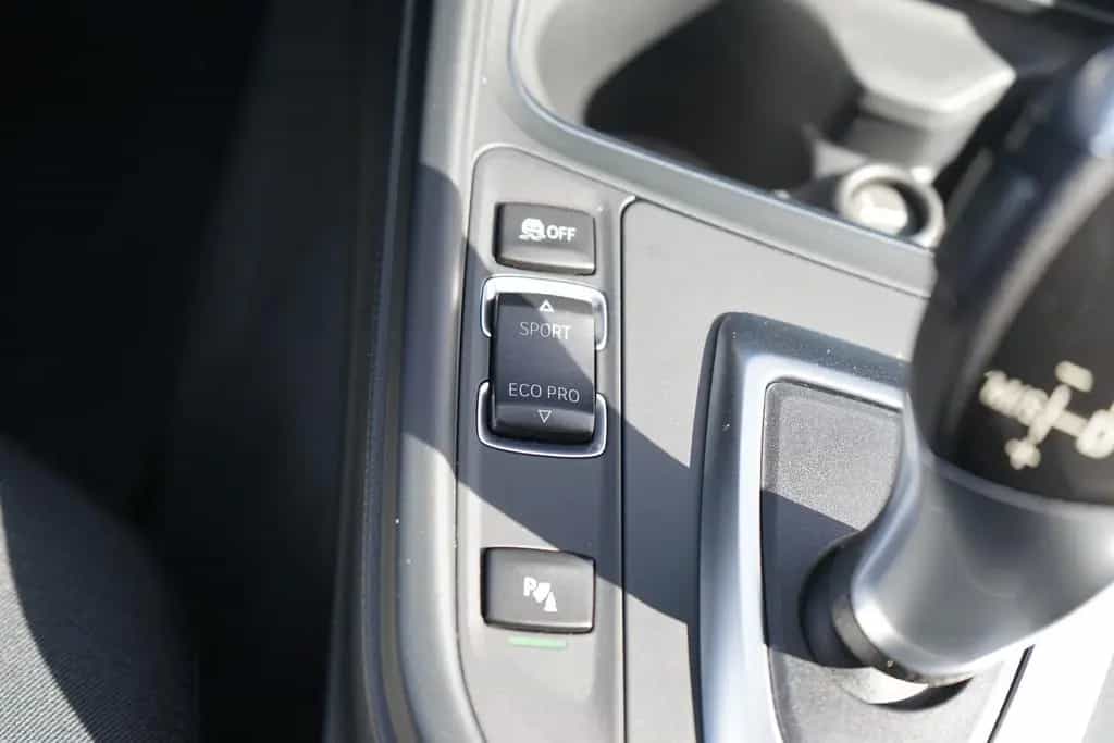 BMW 3 Series 318i Advantage LED Navi AHK Sitzheizung Tempomat 05/2017-photo-19