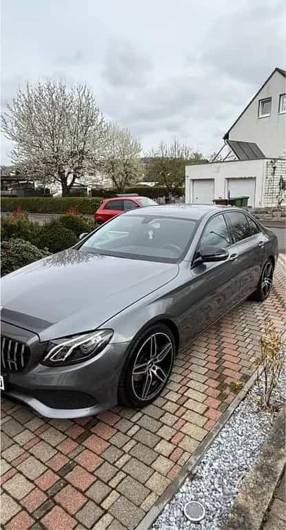 Mercedes-Benz E-Class Benz E200 in super Optik sehr gep... 09/2018-photo-0
