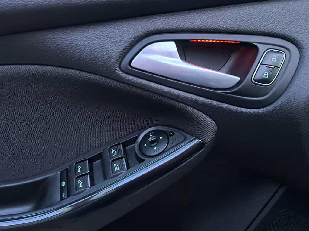 Ford Focus Lim. Titanium 1,5 Ltr. Navi Klima Pdc Eur6 01/2017-photo-16