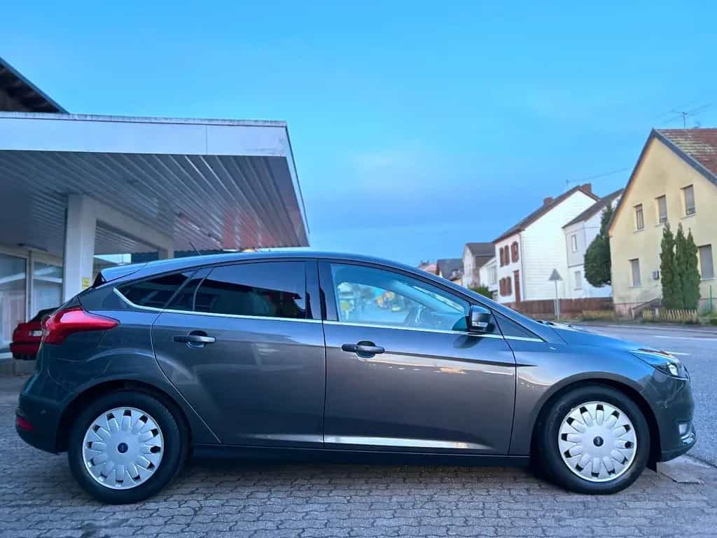 Ford Focus Lim. Titanium 1,5 Ltr. Navi Klima Pdc Eur6 01/2017-photo-3