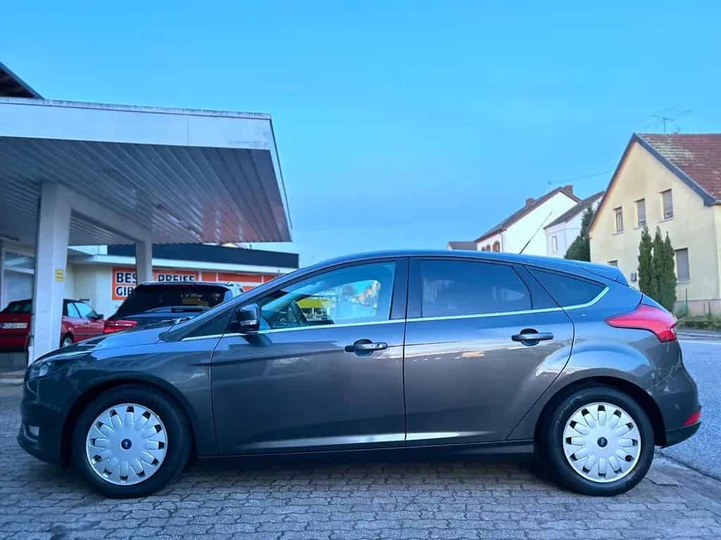 Ford Focus Lim. Titanium 1,5 Ltr. Navi Klima Pdc Eur6 01/2017-photo-4