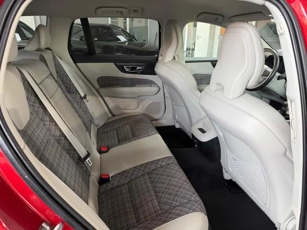 Volvo V60 Kombi T5 Momentum CarPlay|LED|StHZ|Keyless 05/2019-photo-13