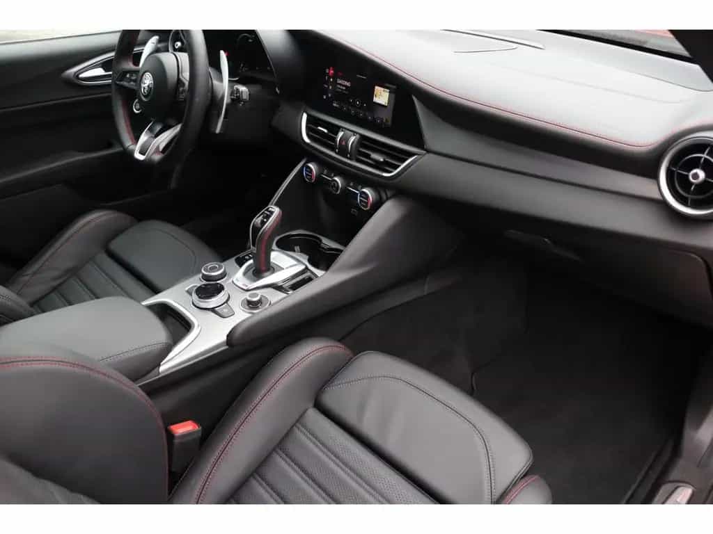 Alfa Romeo Giulia COMPETIZIONE 2.0 TURBO 16V 280 PS AT8 Q4 09/2023-photo-14