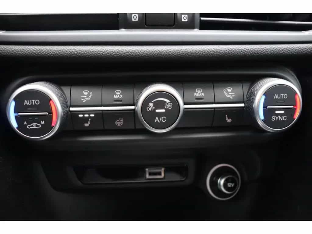 Alfa Romeo Giulia COMPETIZIONE 2.0 TURBO 16V 280 PS AT8 Q4 09/2023-photo-31