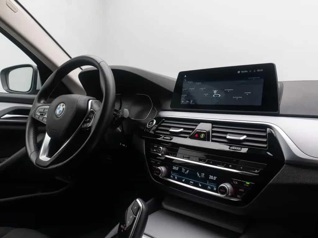 BMW 5 Series 520d Kamera DAB 4xKlima Alarm GeschwindigReg 10/2020-photo-36