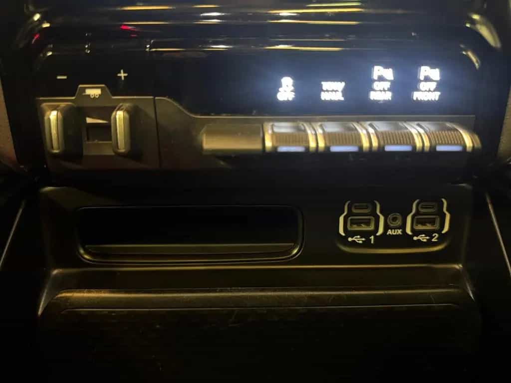 Dodge RAM 1500 5.7 Rebel GT eTorque / 4x4 / Pano 02/2023-photo-22