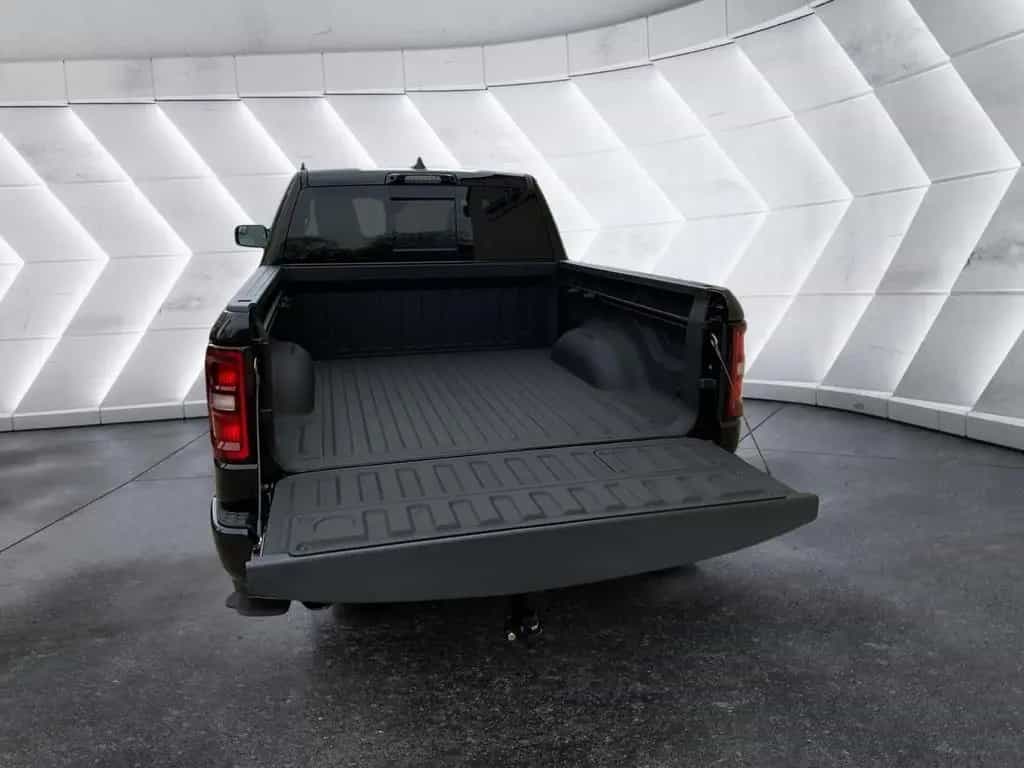 Dodge RAM 1500 Laramie Night Premium Crew Cab HUD AHK null-photo-11