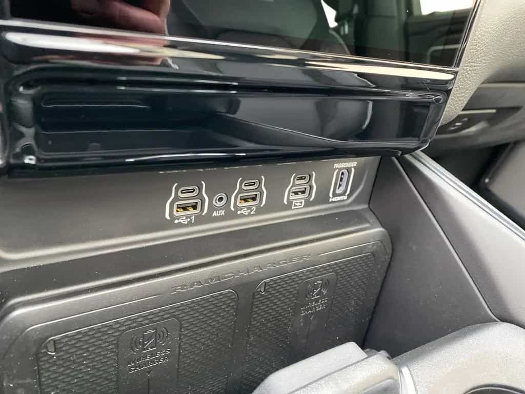 Dodge RAM 1500 Laramie Night Premium Crew Cab HUD AHK null-photo-21
