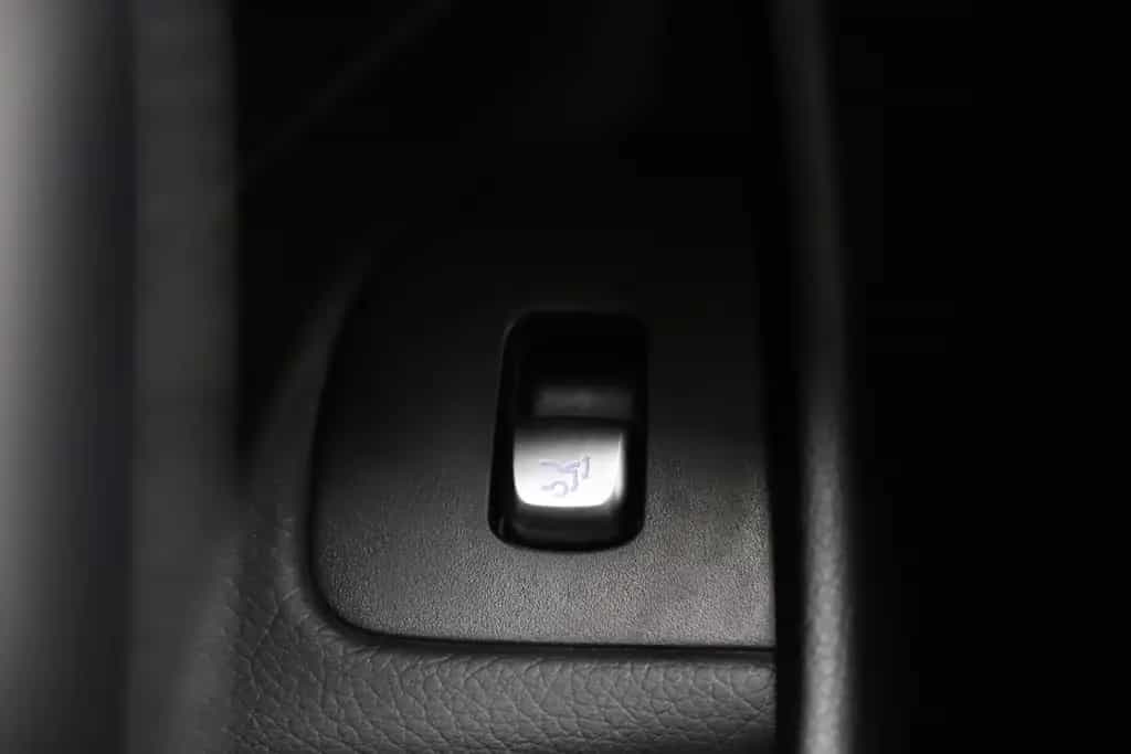 Mercedes-Benz E-Class 200 T 184PS 9G AMG Line Night RCAM LED 11/2016-photo-38