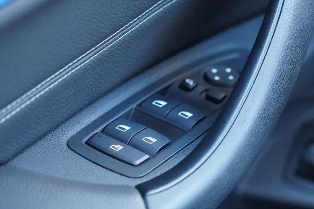 BMW X1 sDrive 20 i M Sport MIT 2 JAHREN GARANTIE !! 05/2019-photo-17