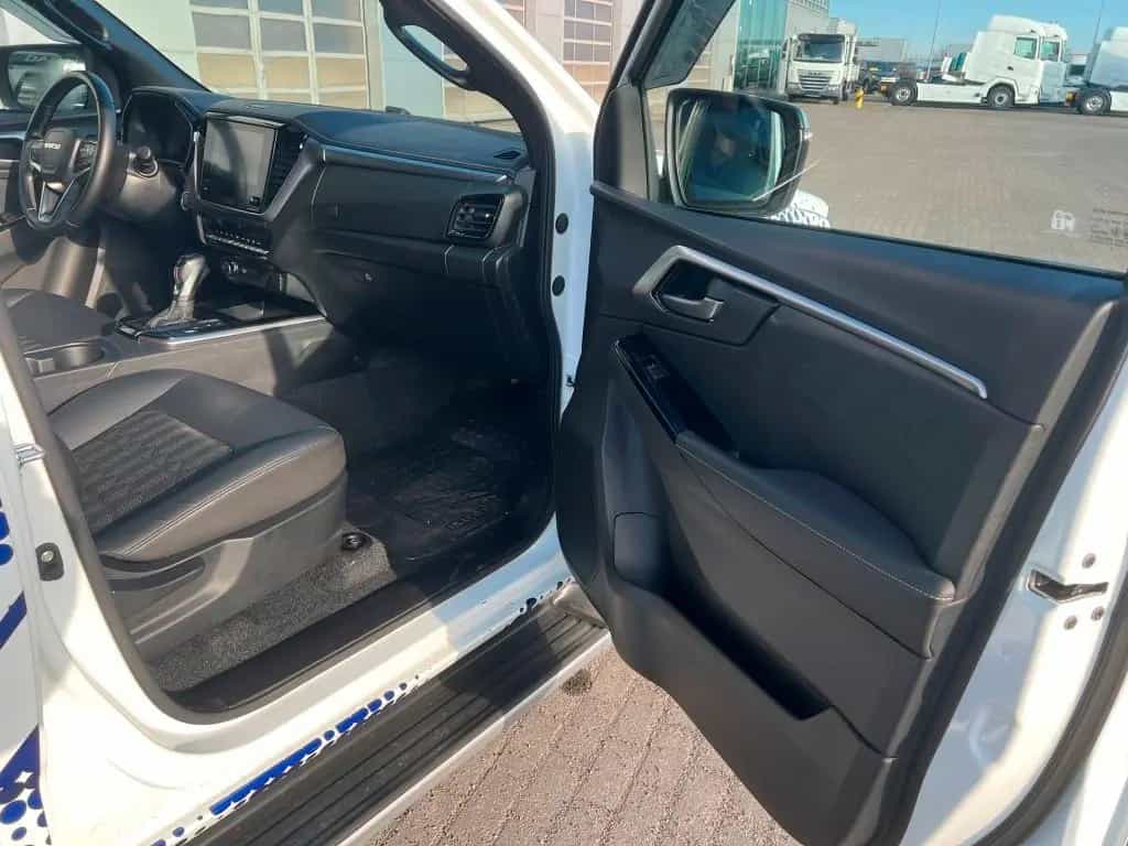 Isuzu D-Max Double Cab LSE 4WD Mountain Top Roll AHK 02/2025-photo-16