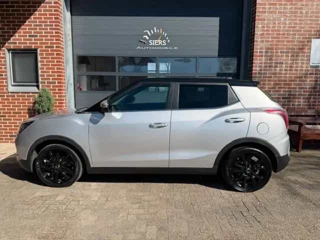 Ssangyong Tivoli 1.6 e-XDi SAPPHIRE 2WD,LEDER,NAVI,AHK 10/2015-photo-1
