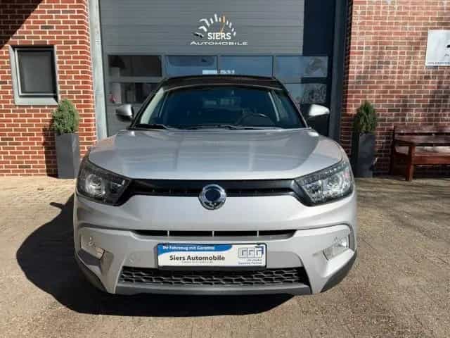 Ssangyong Tivoli 1.6 e-XDi SAPPHIRE 2WD,LEDER,NAVI,AHK 10/2015-photo-3