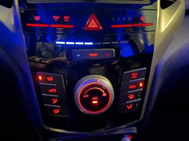 Ssangyong Tivoli 1.6 e-XDi SAPPHIRE 2WD,LEDER,NAVI,AHK 10/2015-photo-35