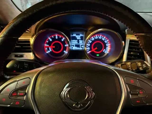 Ssangyong Tivoli 1.6 e-XDi SAPPHIRE 2WD,LEDER,NAVI,AHK 10/2015-photo-36