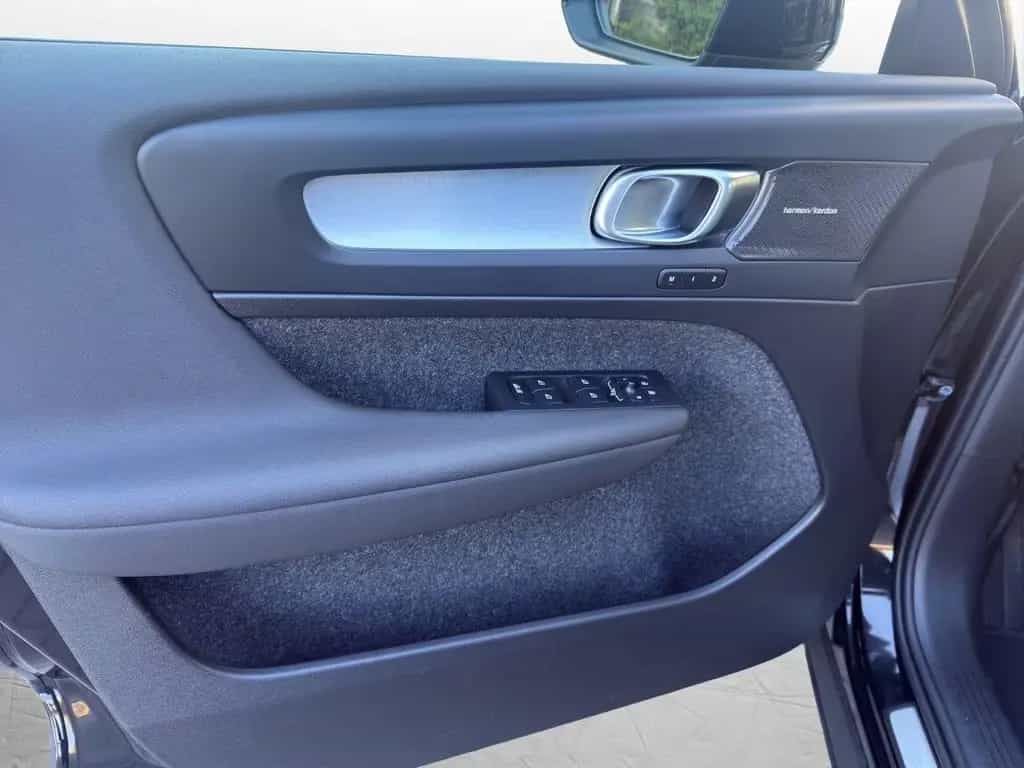 Volvo XC40 B3 Black Edition Plus AHK Harman/Kardon 02/2025-photo-10