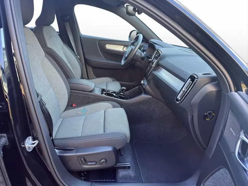 Volvo XC40 B3 Black Edition Plus AHK Harman/Kardon 02/2025-photo-17