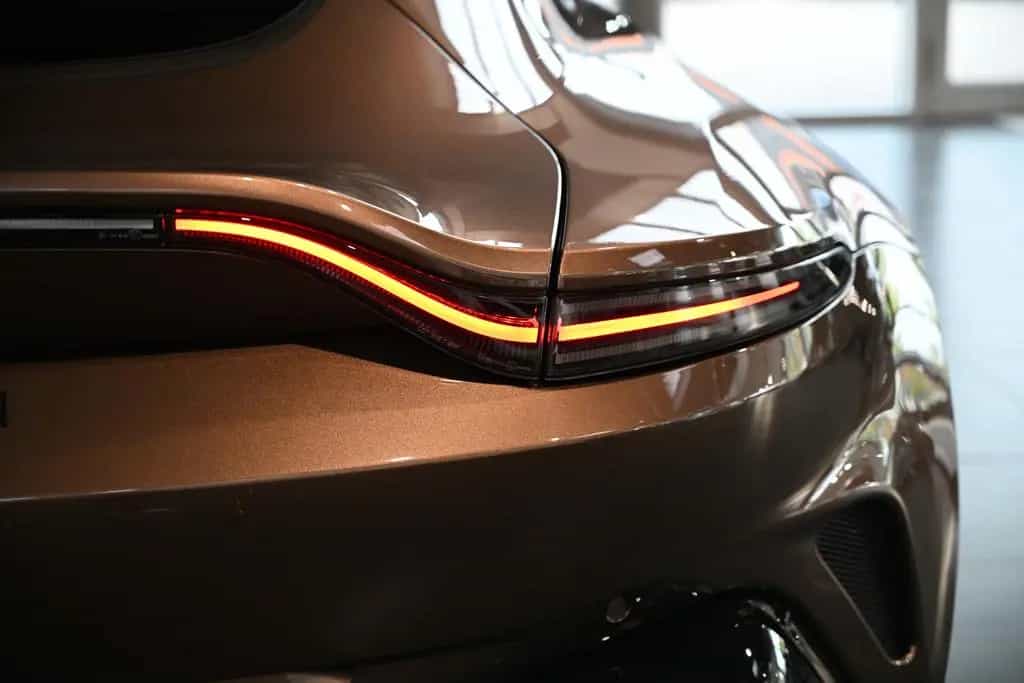 Aston Martin V8 Vantage Coupe/Magneto Bronze/B&W/UPE: 255k 07/2025-photo-17