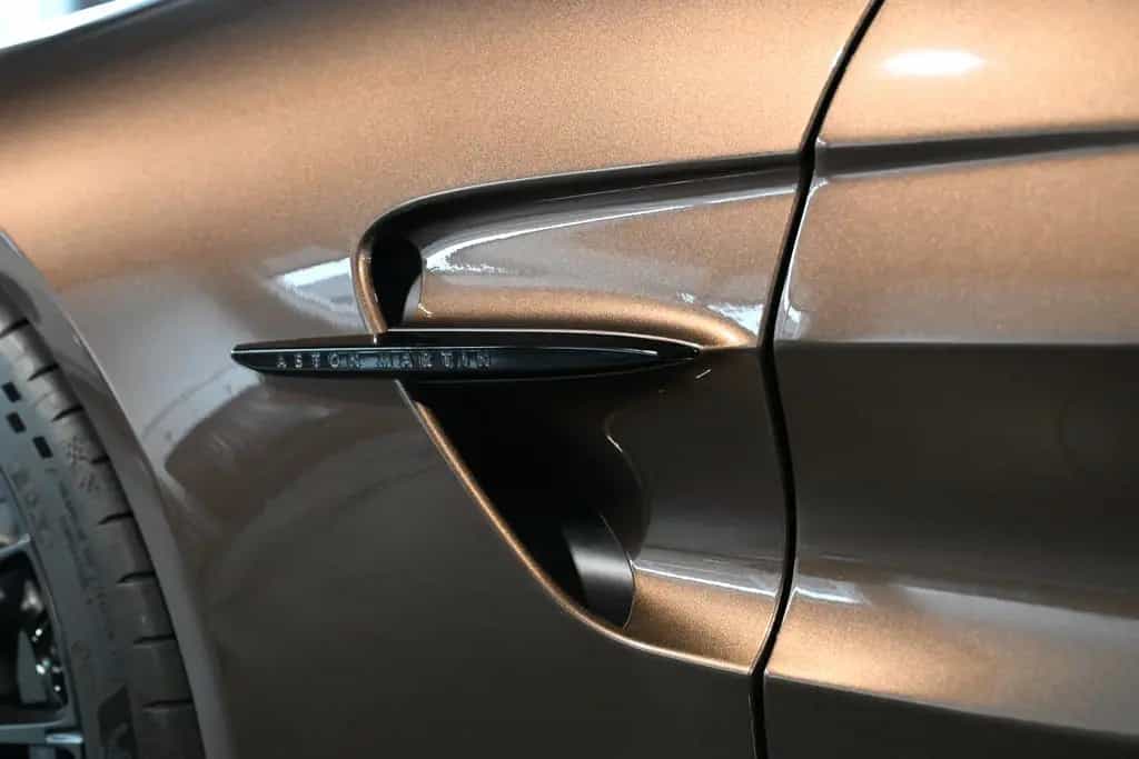 Aston Martin V8 Vantage Coupe/Magneto Bronze/B&W/UPE: 255k 07/2025-photo-22