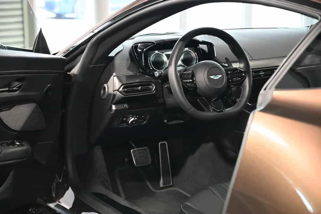 Aston Martin V8 Vantage Coupe/Magneto Bronze/B&W/UPE: 255k 07/2025-photo-23