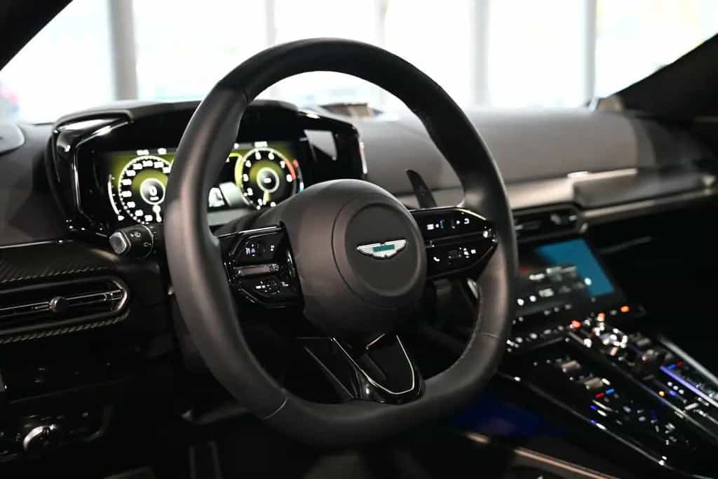Aston Martin V8 Vantage Coupe/Magneto Bronze/B&W/UPE: 255k 07/2025-photo-26