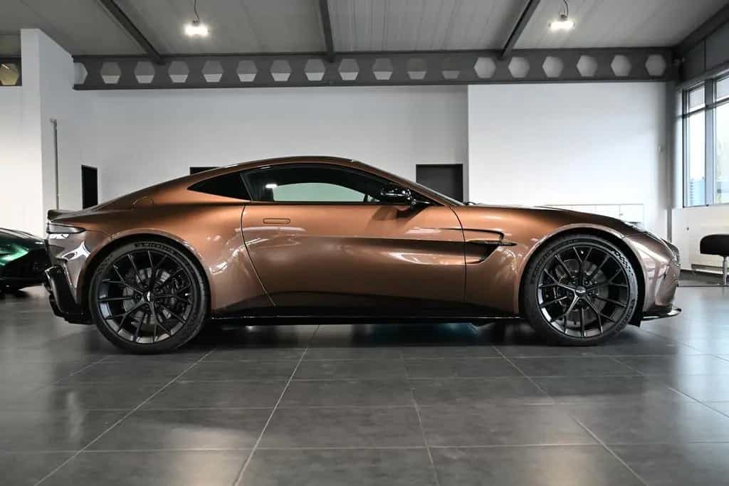 Aston Martin V8 Vantage Coupe/Magneto Bronze/B&W/UPE: 255k 07/2025-photo-9