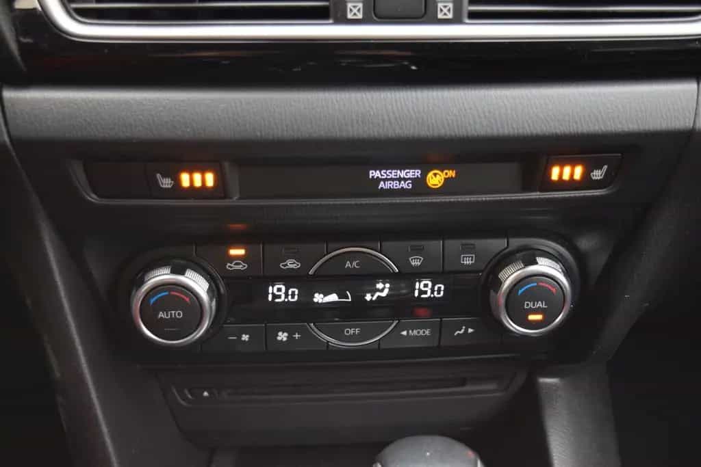 Mazda 3 Lim. 2.2D~Center-Line~Automatik~Navi~SH~2.Hd 09/2015-photo-14