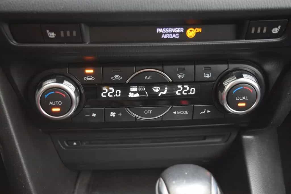Mazda 3 Lim. 2.2D~Center-Line~Automatik~Navi~SH~2.Hd 09/2015-photo-15