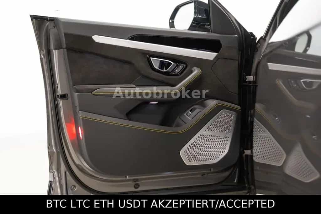 Lamborghini Urus Vision|Pano|22"|AHK|Garantie 02/2021-photo-29