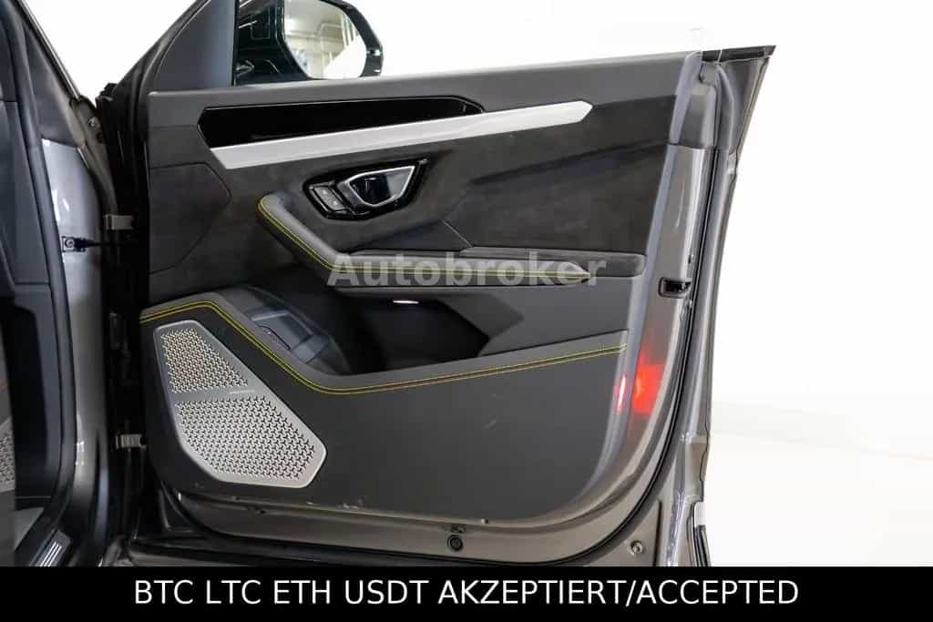 Lamborghini Urus Vision|Pano|22"|AHK|Garantie 02/2021-photo-30