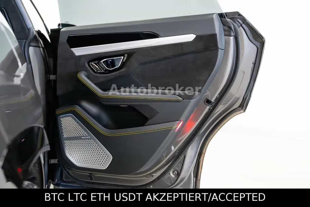 Lamborghini Urus Vision|Pano|22"|AHK|Garantie 02/2021-photo-32