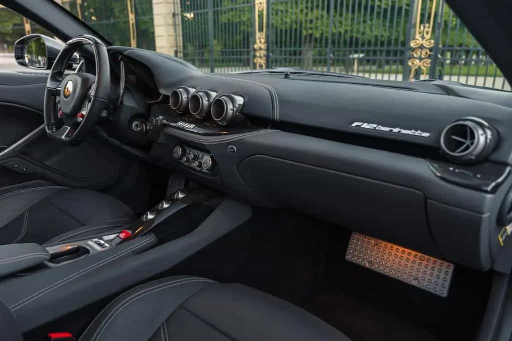 Ferrari F12 Berlinetta 2017 - only 10,600 km! great spec 03/2017-photo-8